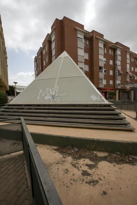 Mal estado de la "plaza de la Pirámide"