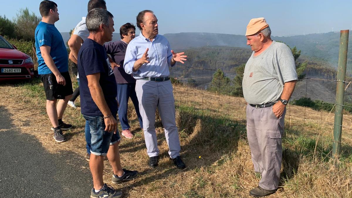 José Crespo volvió ayer por la mañana a Bustelo para ver el avance de los trabajos de extinción.