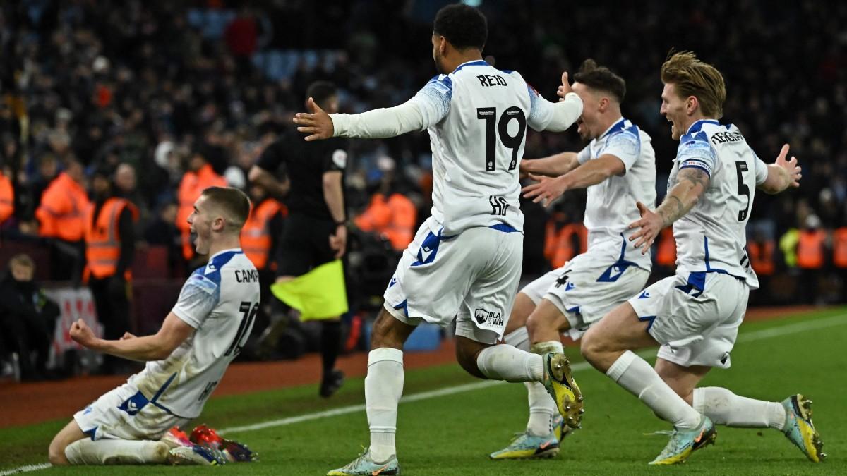 El Stevenage protagonizó la sorpresa de la jornada al dejar fuera al Aston Villa