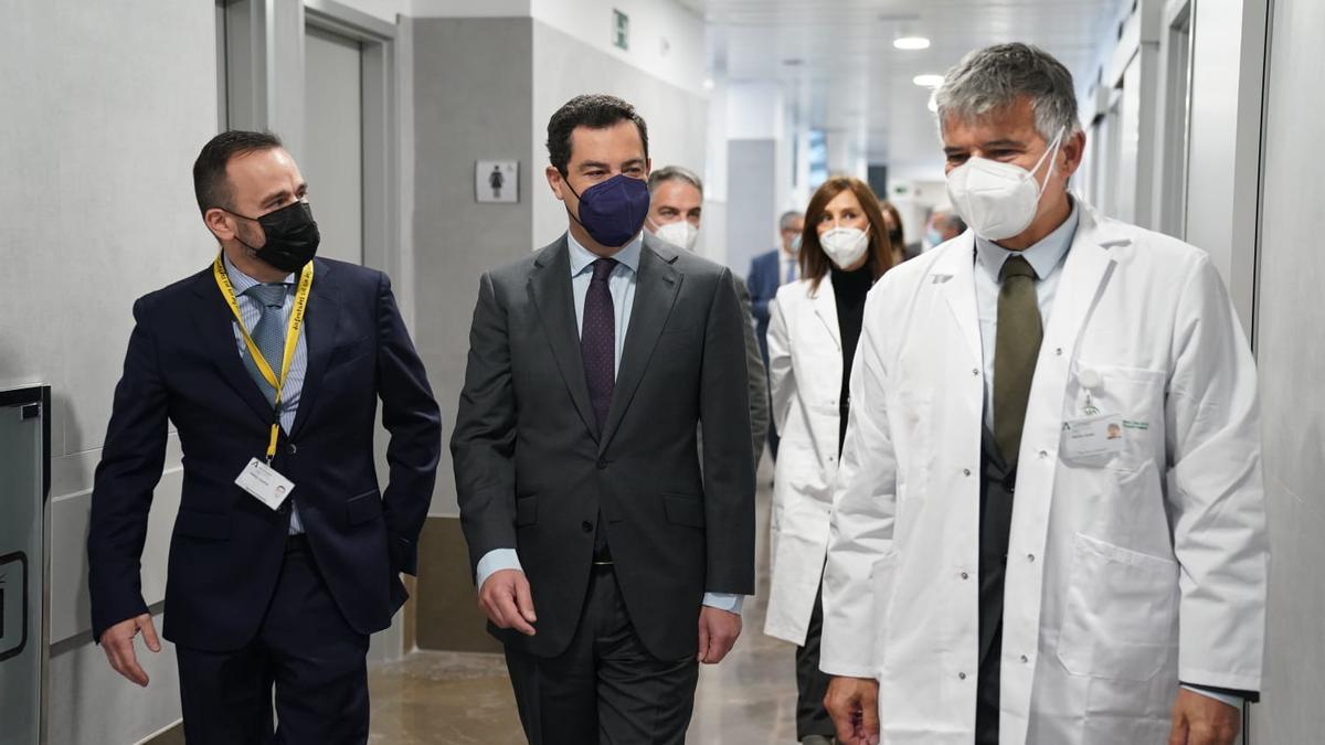 Juanma Moreno, durante su visita al nuevo hospital de Estepona.