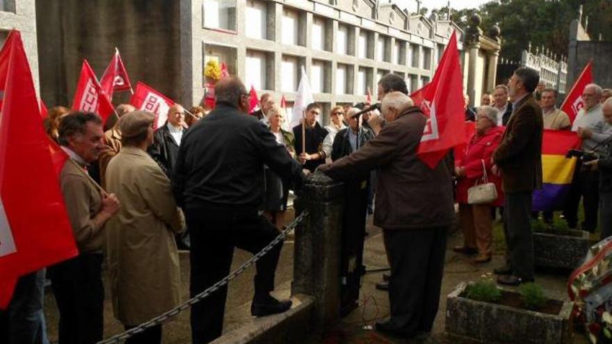 Grupo de asistentes al acto de homenaje ante la fosa de Sestás, en el cementerio de Camposancos. // E.G.