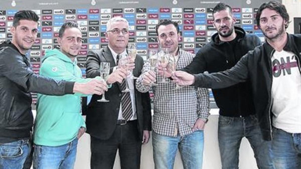 Collet, el presidente del Espanyol, Sergio, el técnico, y los capitanes realizaron ayer el tradicional brindis navideño.