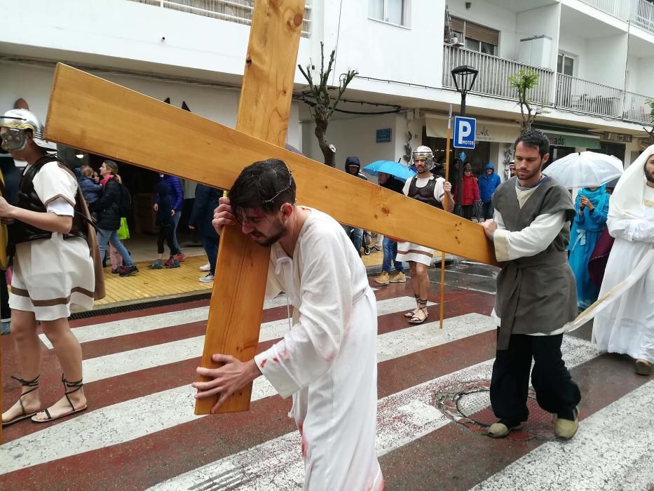 El tiempo dio una tregua para la procesión de Jesús Nazareno en Sant Ferran y ayer el vía crucis se celebró bajo una fina lluvia