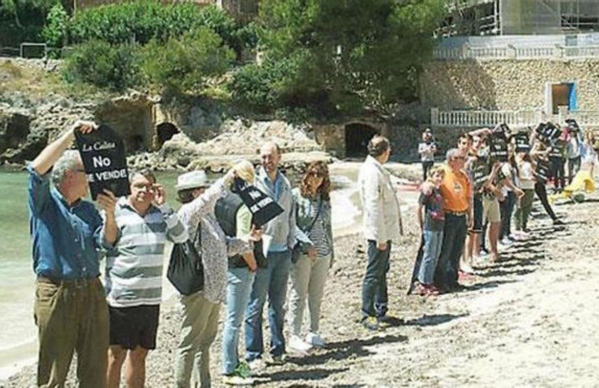 Cadena humana en la Calita de Portals Nous, en 2013. | I.MOURE