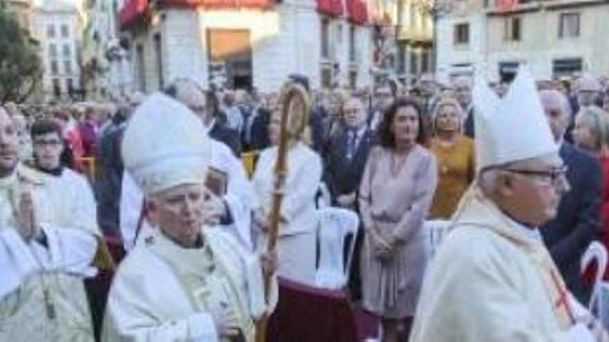 El arzobispo Cañizares, en el centro, al inicio de la misa.