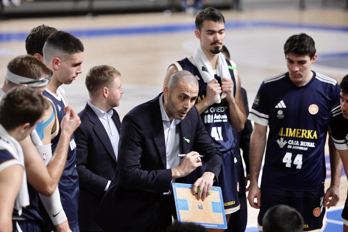 Javi Rodríguez da instrucciones durante un tiempo muerto del Alimerka Oviedo.