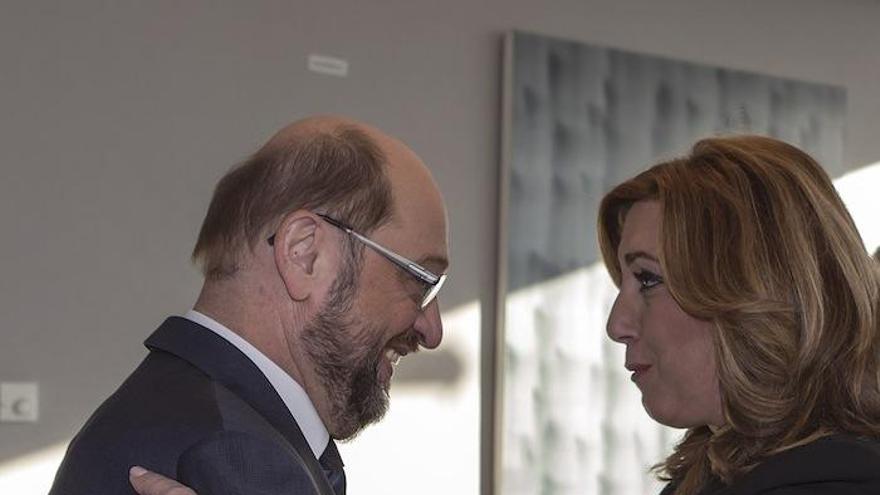 Susana Díaz y el presidente del Parlamento Europeo, Martin Schulz, durante el encuentro que han mantenido esta mañana en la sede de la Eurocámara en Bruselas.