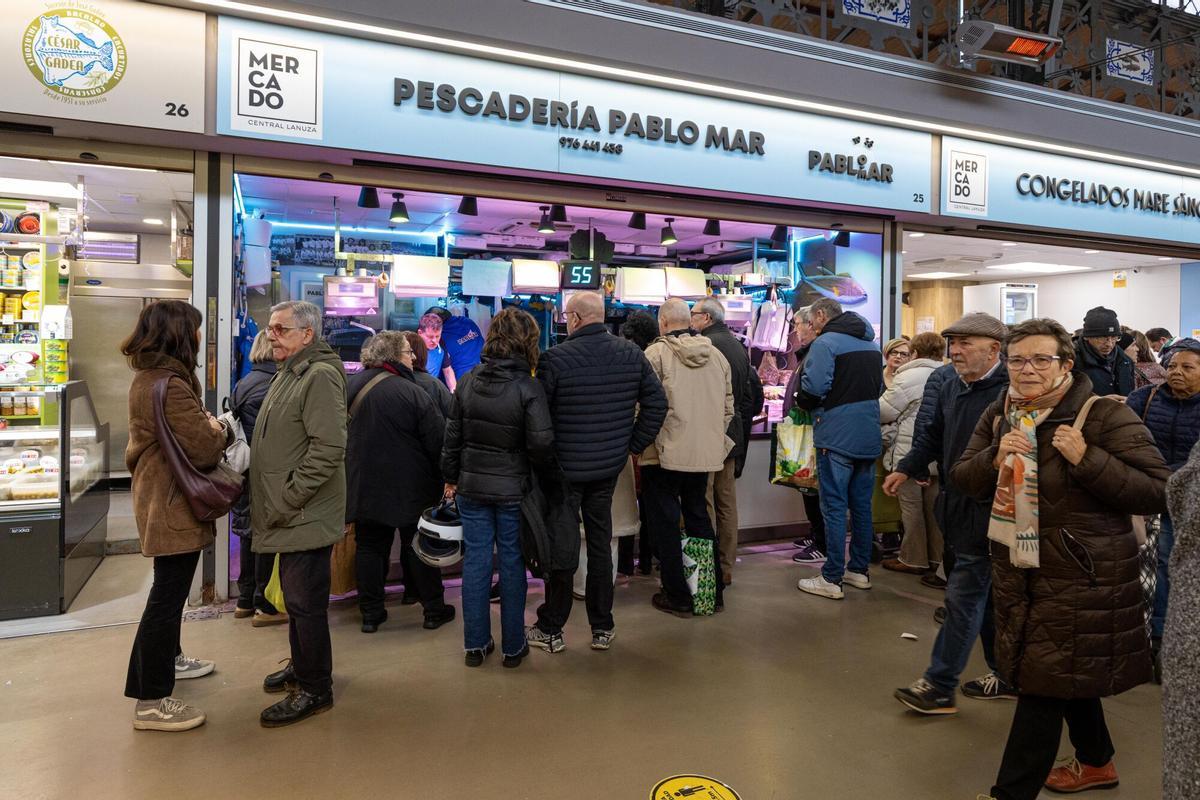 En imágenes | Llenazo en el Mercado Central para las últimas compras antes de Navidad