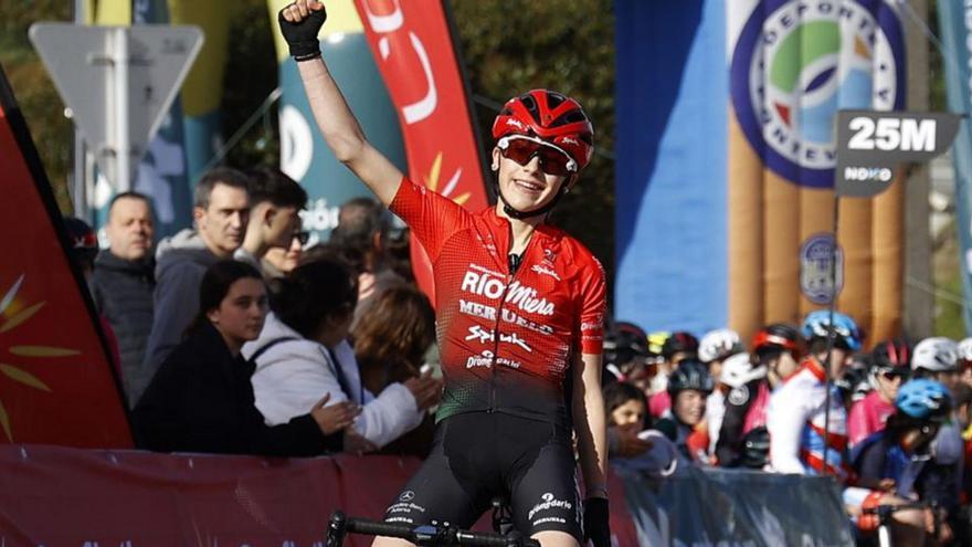 El espectáculo del ciclismo femenino al borde de la ría