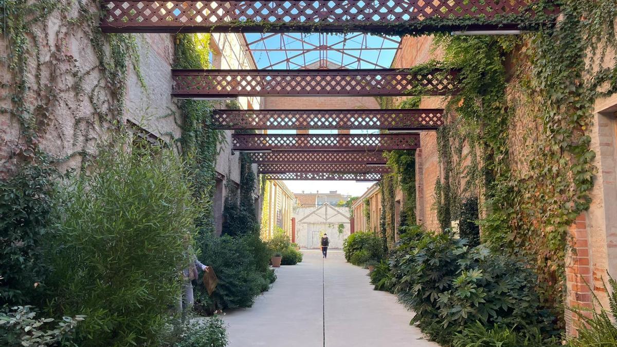 El pasaje Pere Baltà, un corredor abierto dentro de El Vapor de Prodis para que la ciudadanía pasee.