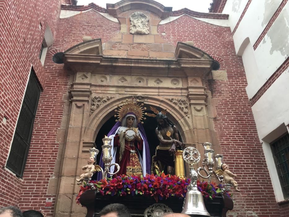 Inicio del traslado de la cofradía de Gitanos,  desde la iglesia de los Mártires.