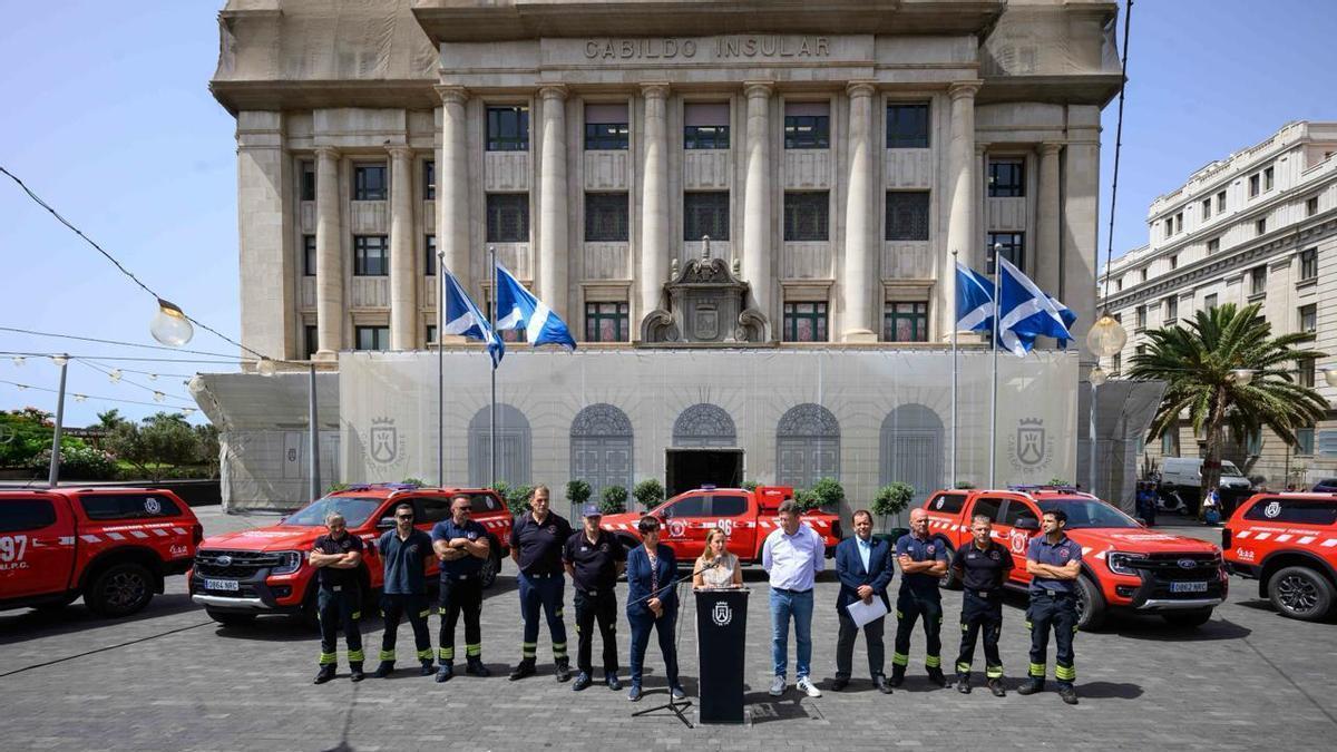 Un momento de la presentación de los nuevos vehículos para Bomberos de Tenerife en el Cabildo