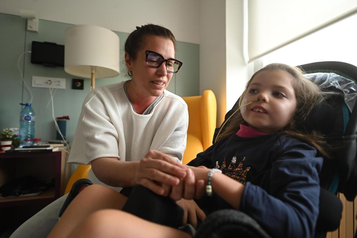 Raquel junto a su hija Paula, que tiene el síndrome de Rett.