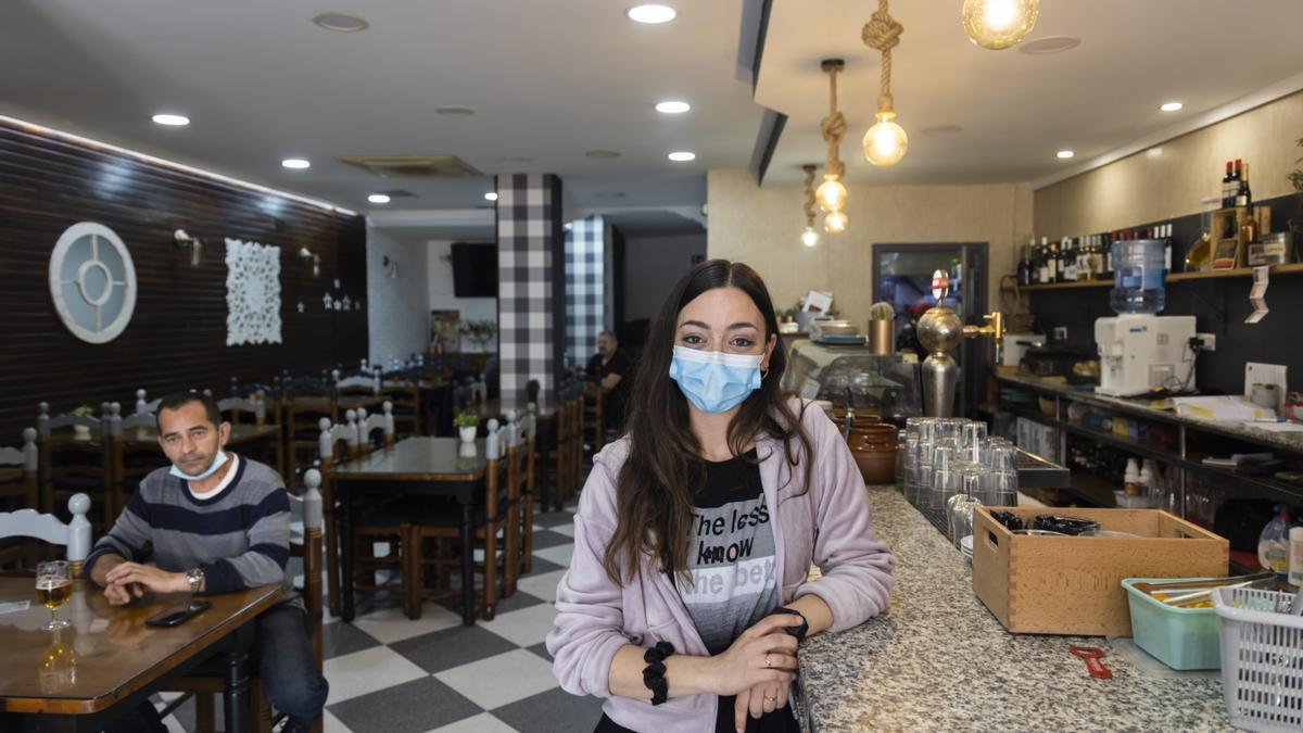 Lidia Oliva, con mascarilla, en el Restaurante Las Brasas de València.