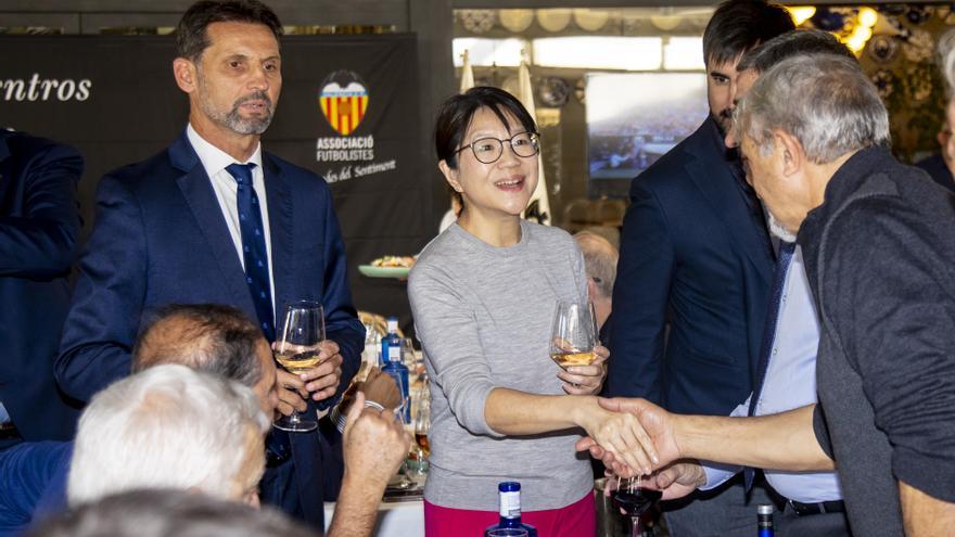 Layhoon anuncia ante los veteranos del Valencia un derbi de Leyendas en 2023 para conmemorar el centenario de Mestalla