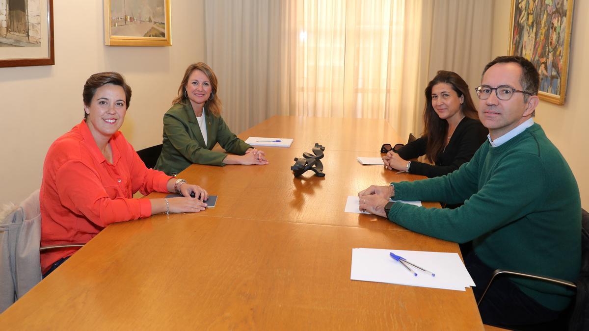 La alcaldesa, Begoña Carrasco, en la reunión con la presidenta del Colegio de Arquitectos de Castellón, Susana Babiloni, y otros miembros de su junta directiva.