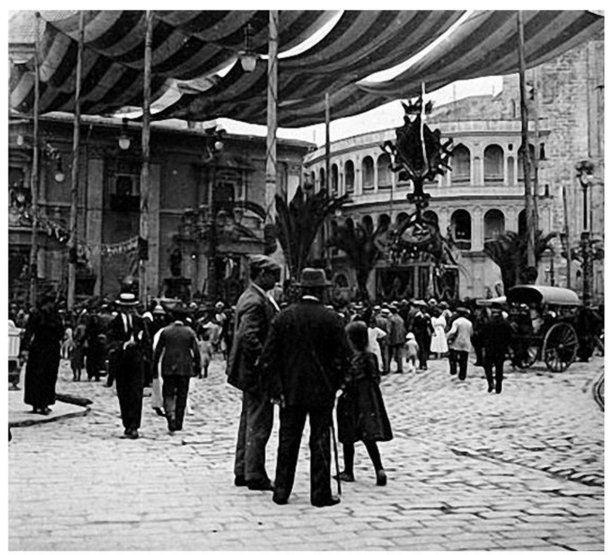Imagen centenaria, con el toldo desplegado con ayuda de los "Hòmens"