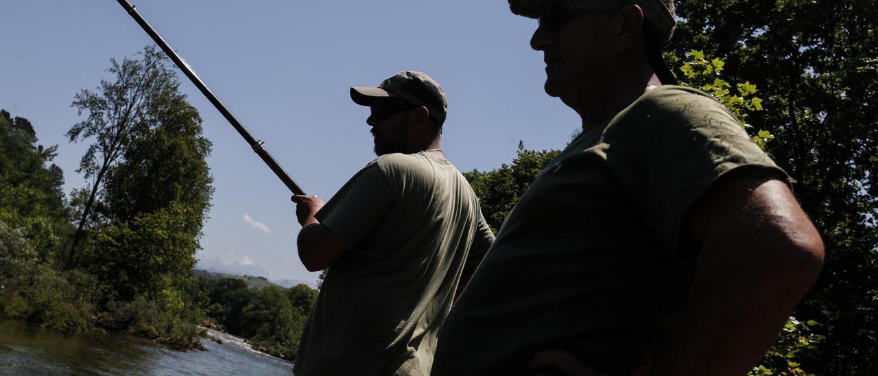 Pescadores asturianos, disfrutando de la temporada.