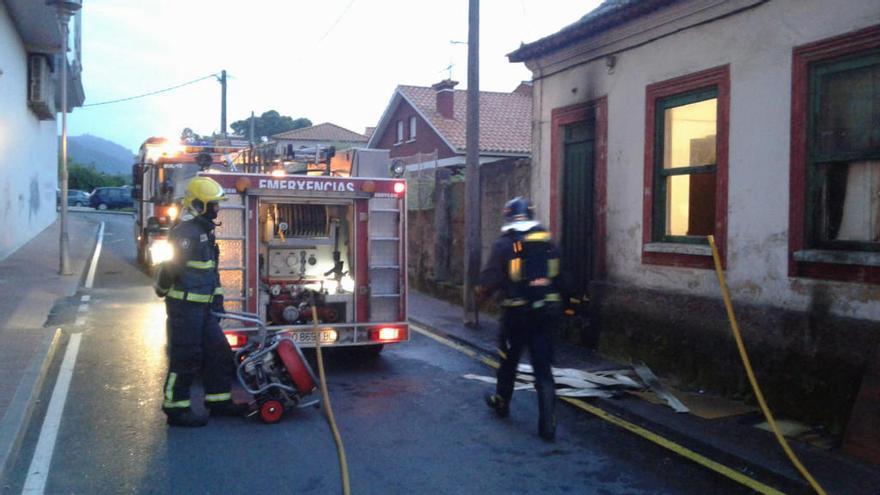 Los bomberos tuvieron que intervenir en la casa okupa de Cangas // FdV