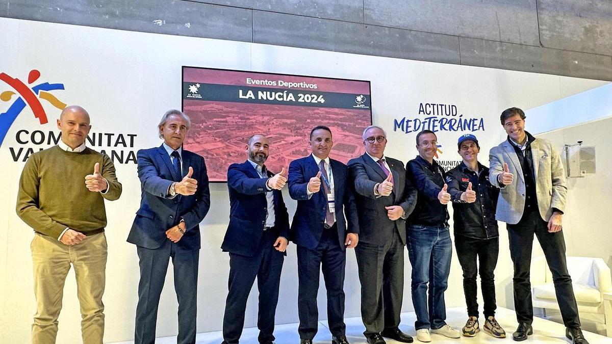 Los representantes de las federaciones e instituciones deportivas posan junto a Bernabé Cano, alcalde de La Nucía