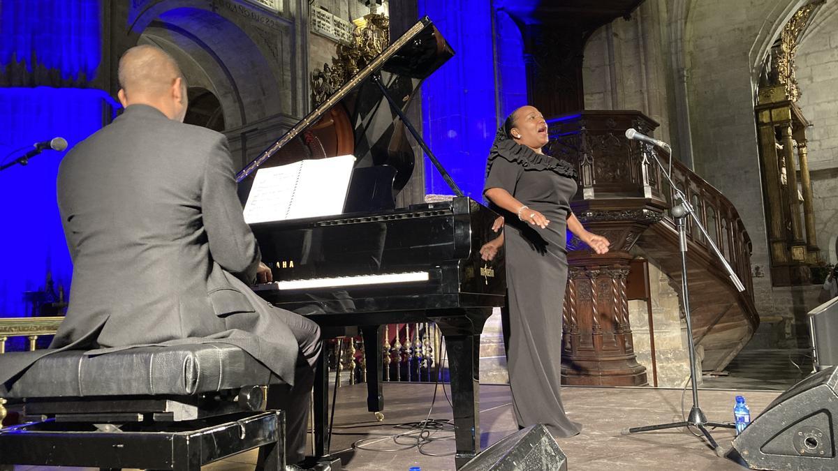 La Catedral de Oviedo completa su aforo durante el concierto de Góspel en la Noche Blanca de Oviedo