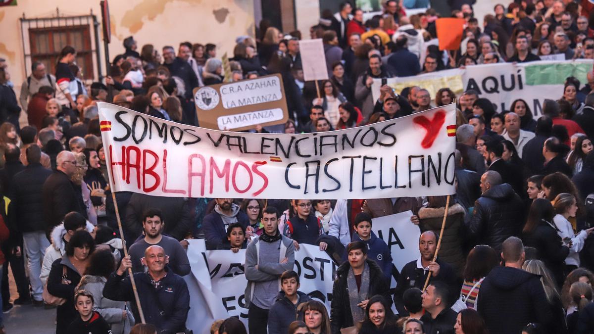 Multitudinaria manifestación en Orihuela contra el plurilingüismo, en una imagen de 2021