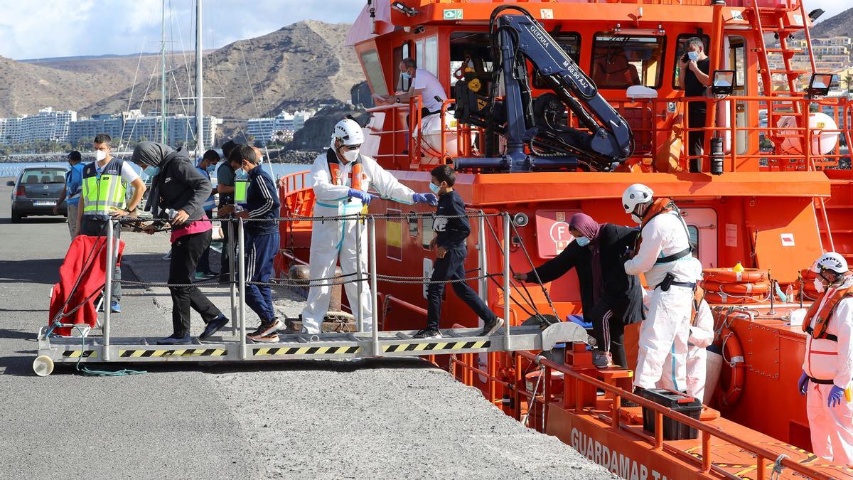 Salvamento Marítimo rescata en Gran Canaria a un bebé recién nacido en su patera