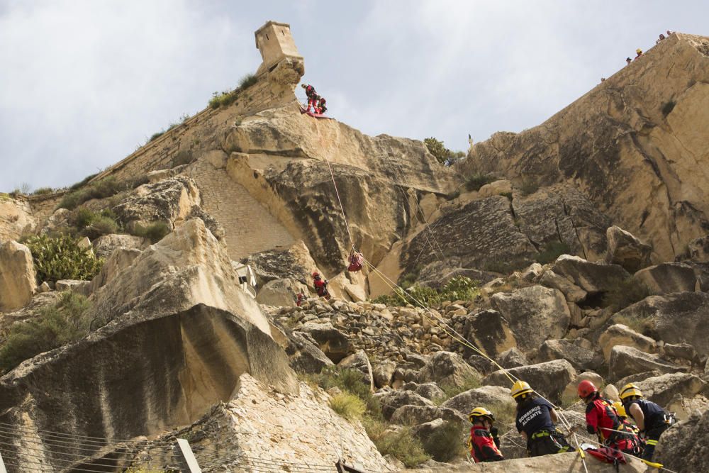 Casi medio centenar de efectivos participan en unas prácticas en la ladera del monte, donde se ha simulado un rescate en altura