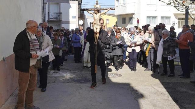 Fieles procedentes de todos los municipios recorrieron las calles de Lumpiaque.