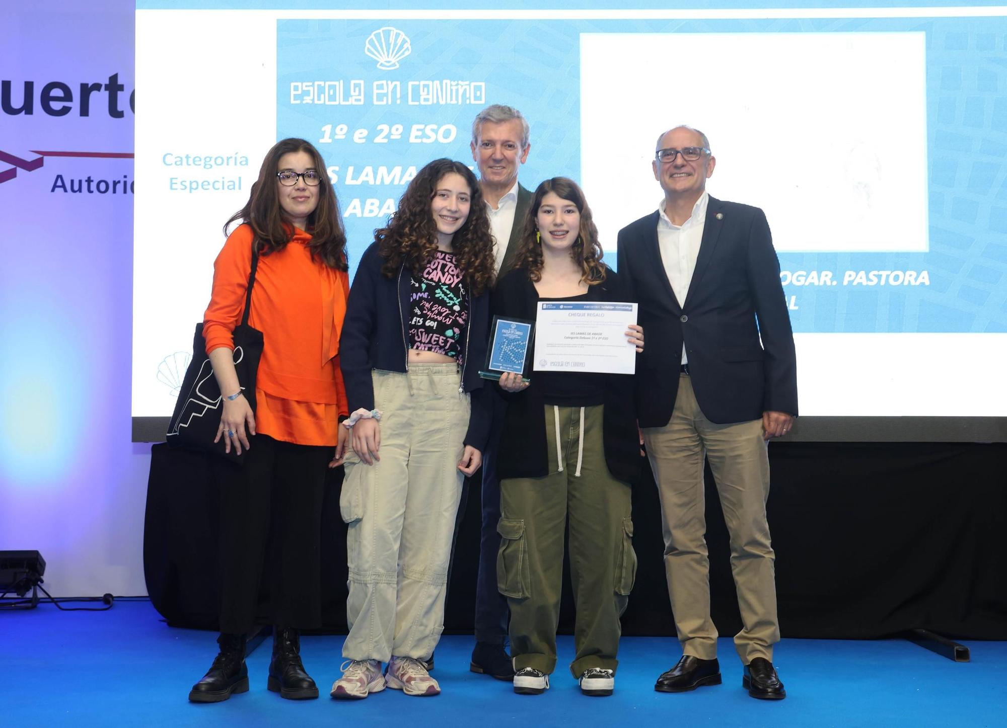 Pandora Grandal recolle o premio polo seu debuxo ‘Meu camiño, meu fogar; un sono poder despertar’.