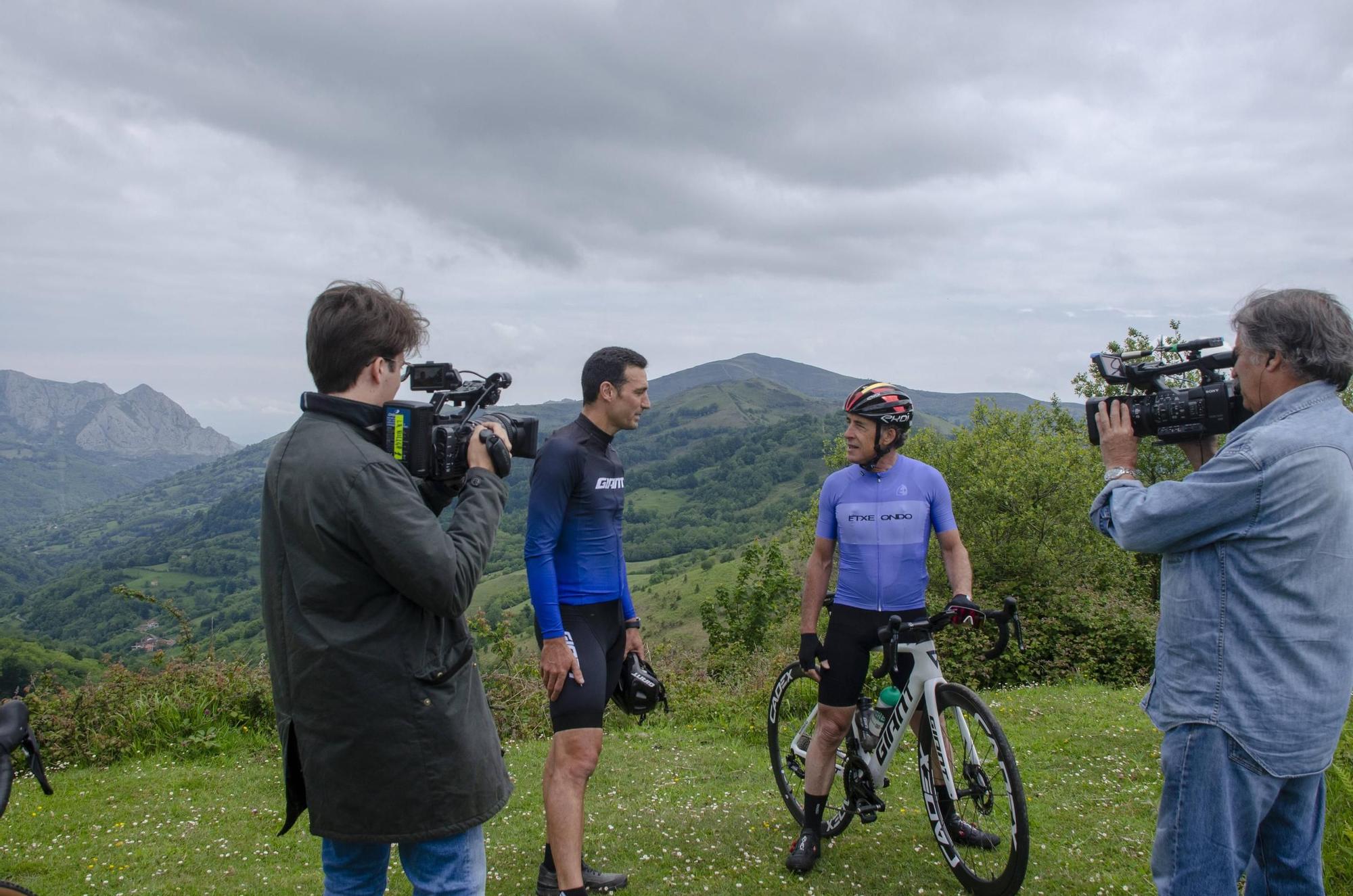 En imágenes: El seleccionador argentino Lionel Scaloni y Pedro Delgado suben al Angliru