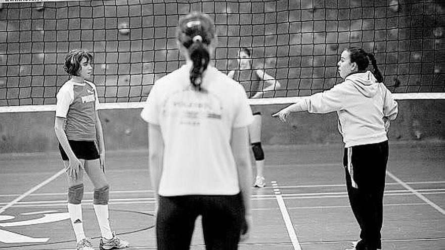 Un momento del entrenamiento de la selección infantil ayer en el polideportivo de Los Canapés.