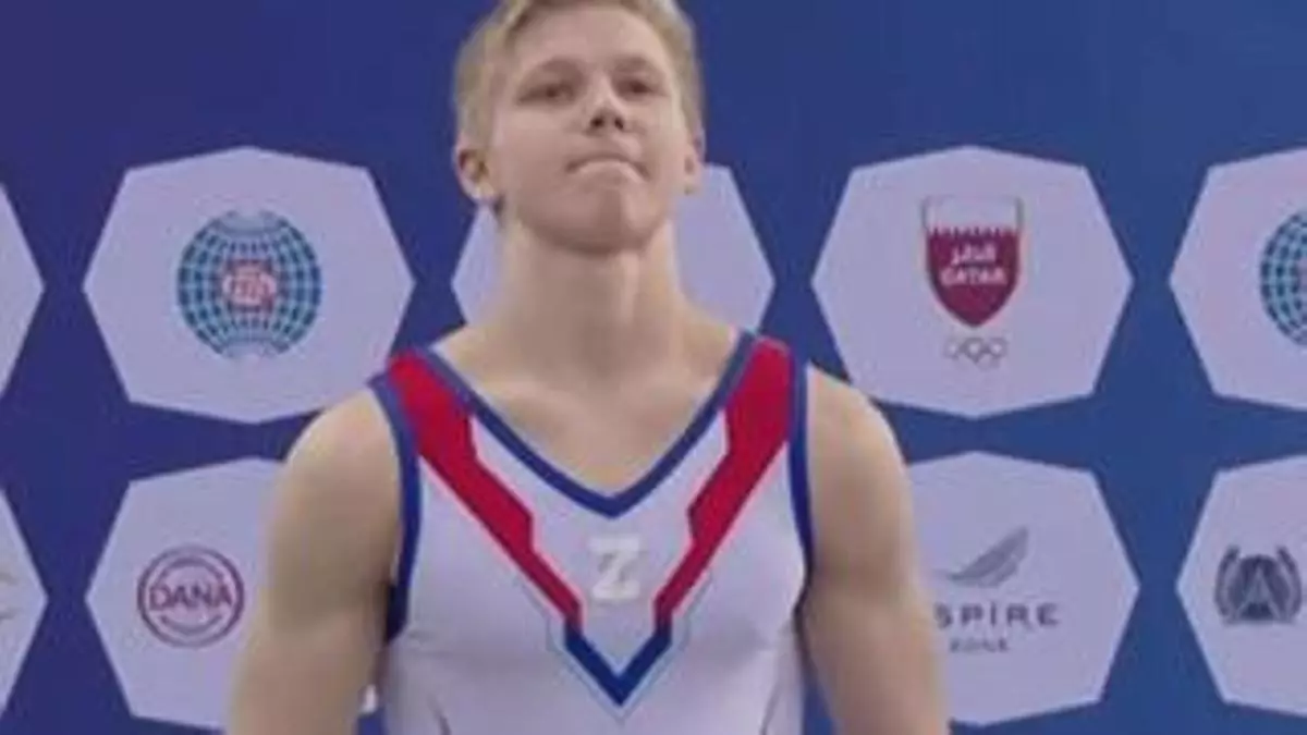 Un gimnasta ruso exhibe un símbolo belicista junto al campeón ucraniano