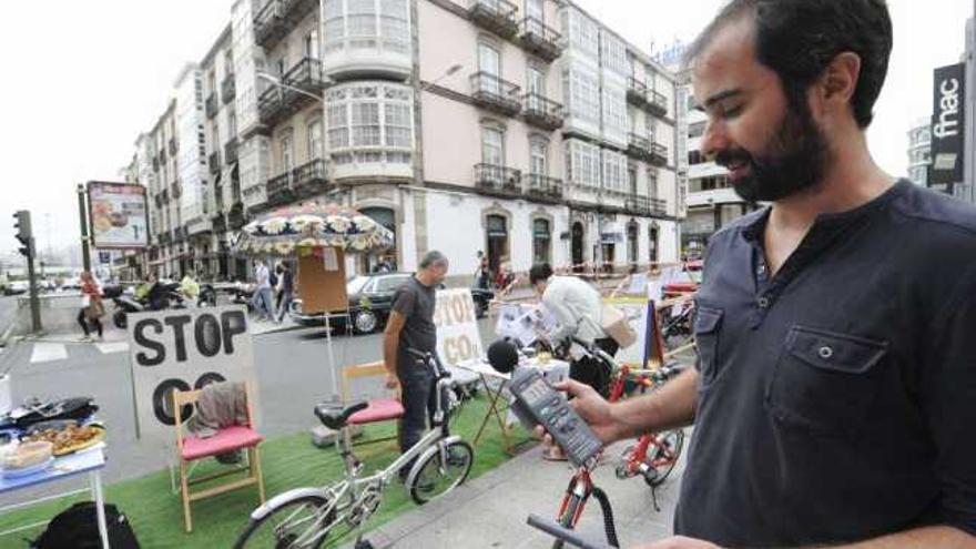 Uno de los miembros de la plataforma muestra, ayer, la medición del ruido en la plaza de Lugo. / 13fotos