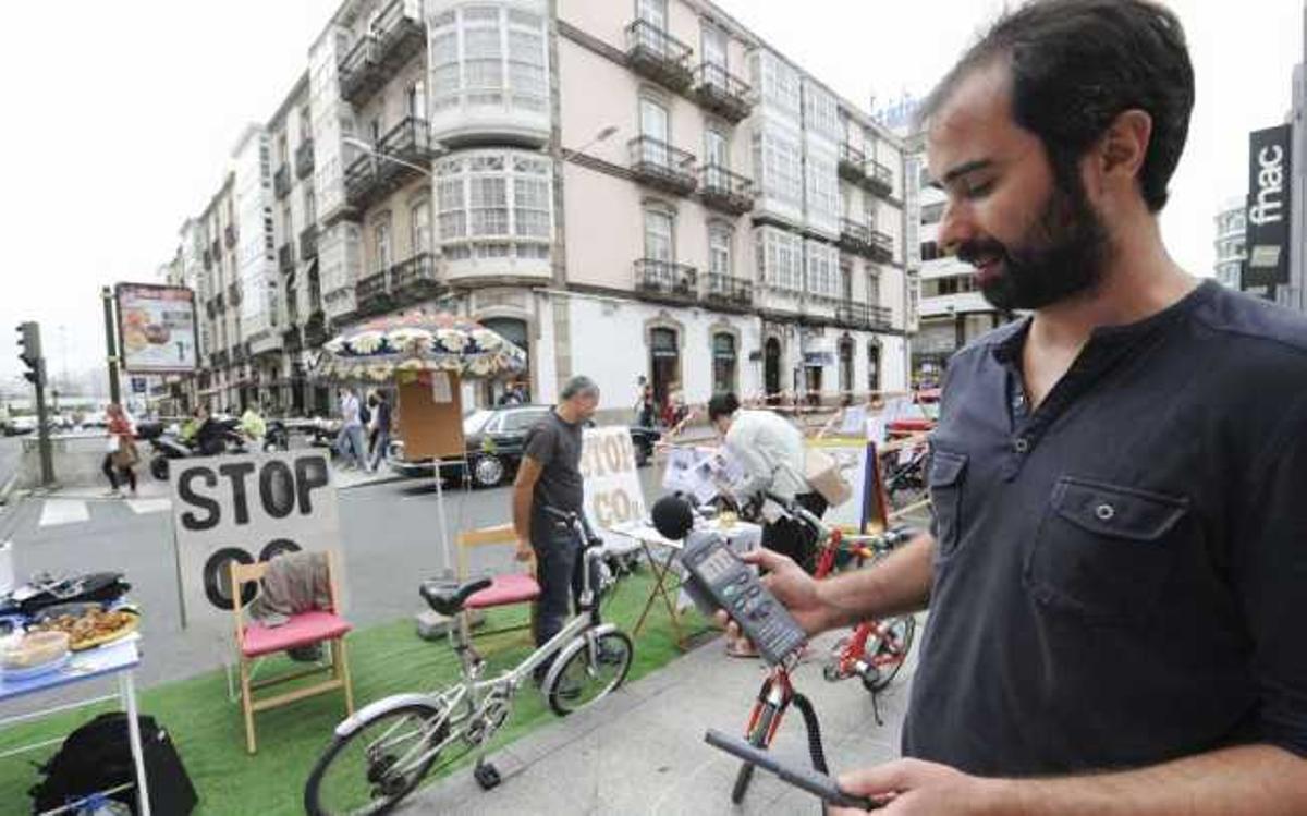 Uno de los miembros de la plataforma muestra, ayer, la medición del ruido en la plaza de Lugo. / 13fotos