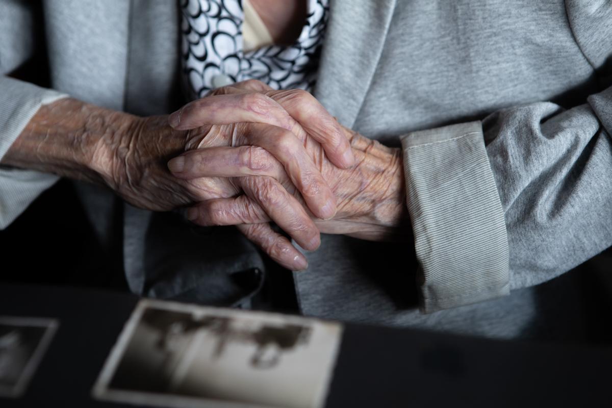 Las manos de Avelina reflejan el paso del tiempo.
