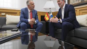 El presidente de Canarias, Fernando Clavijo, y el ministro de Política Territorial, Ángel Víctor Torres.