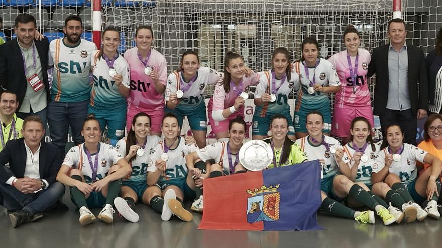 Jugadoras, directivos y cuerpo técnico del STV Roldán celebran la consecución de la medalla de plata en la final de la Copa de la Reina. | EIDAN RUBIO/RFEF