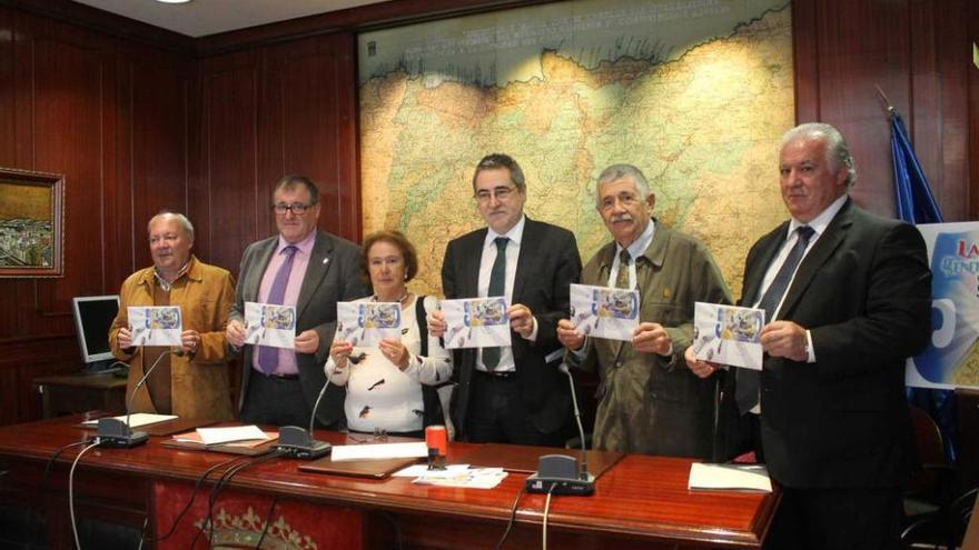 Por la izquierda, el presidente de la Asociación Filatélica de Luarca, Juan Antonio Martínez Losada; el alcalde de Valdés, Simón Guardado; la sobrina de Severo Ochoa Menchu Fernández-Lavandera; el director de zona de Correos, Ángel Pérez; el sobrino de Severo Ochoa Joaquín Morilla y el director industrial de la Real Casa de la Moneda, Ángel Nieto, ayer, mostrando la pieza filatélica.