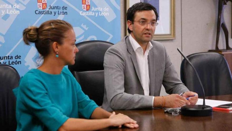 Ruth Fernández, directora médica, y Francisco Javier Montes, gerente, ayer en la Junta.