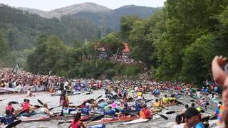 "La mejor fiesta de Asturias" toma Arriondas y desborda el Sella con miles de personas en las calles y las orillas del río