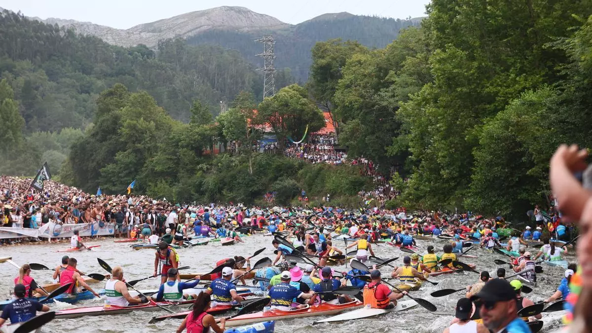 "La mejor fiesta de Asturias" toma Arriondas y desborda el Sella con miles de personas en las calles y las orillas del río