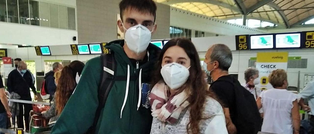 El eldense Antonio José Gisbert y su novia Marta Lietos, de La Vila, esperando el vuelo a Francia. | INFORMACIÓN