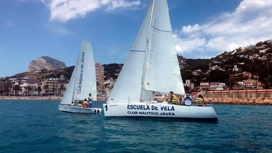 La bahía de Xàbia, un lugar para sumergirse en los deportes del mar