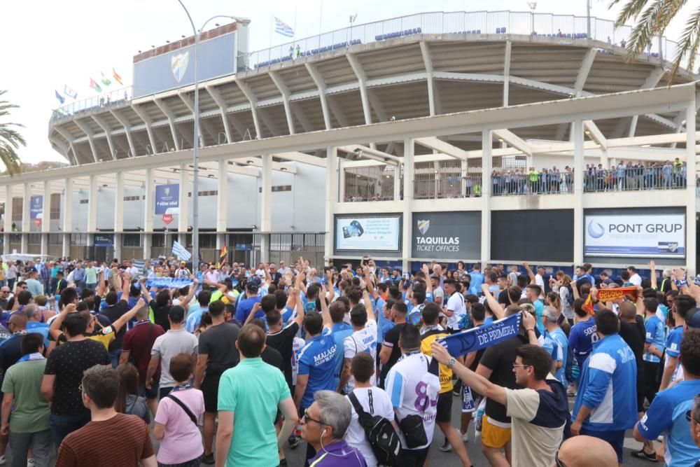 En torno a trescientos seguidores del equipo marchan desde la plaza de la Constitución hasta La Rosaleda portando la pancarta 'Por dignidad, Al Thani vete ya' y lanzando consignas contra el jeque y los jugadores y en favor del club