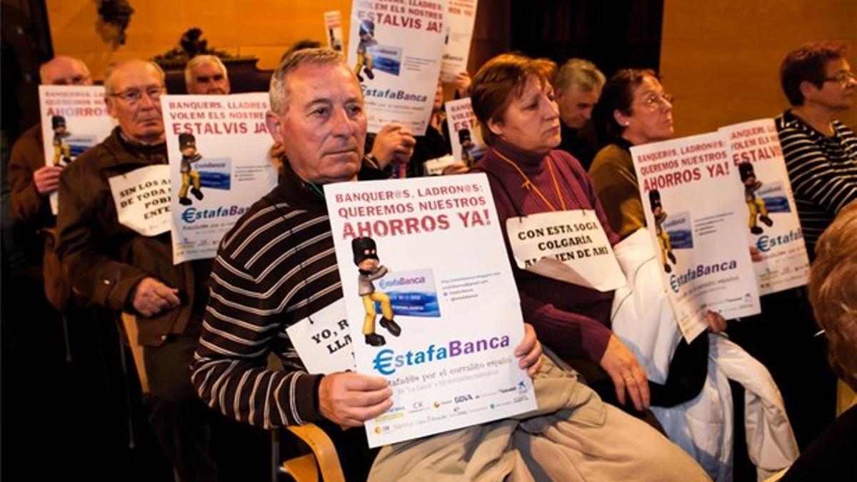 Afectados por las preferentes de Caixa Laietana, en el pleno del Ayuntamiento de Mataró