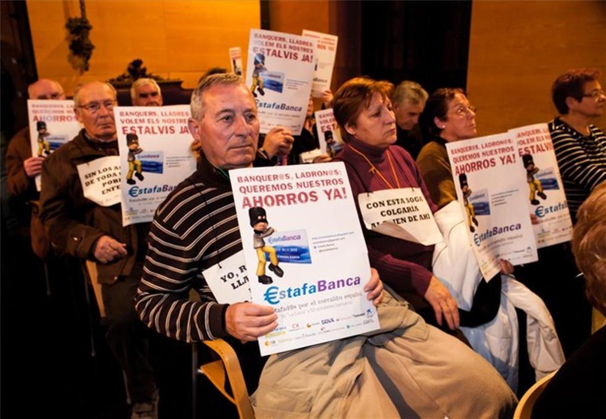 Afectats per les preferents de Caixa Laietana, al ple de l’Ajuntament de Mataró dimecres passat.