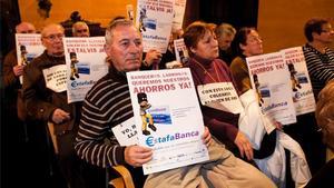 Afectados por las preferentes de Caixa Laietana, en el pleno del Ayuntamiento de Mataró el miércoles pasado.