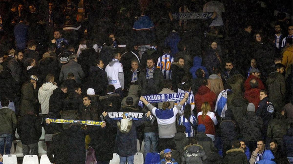 Aficionados del Deportivo, durante el minuto de silencio que se guardó en memoria de Jimmy