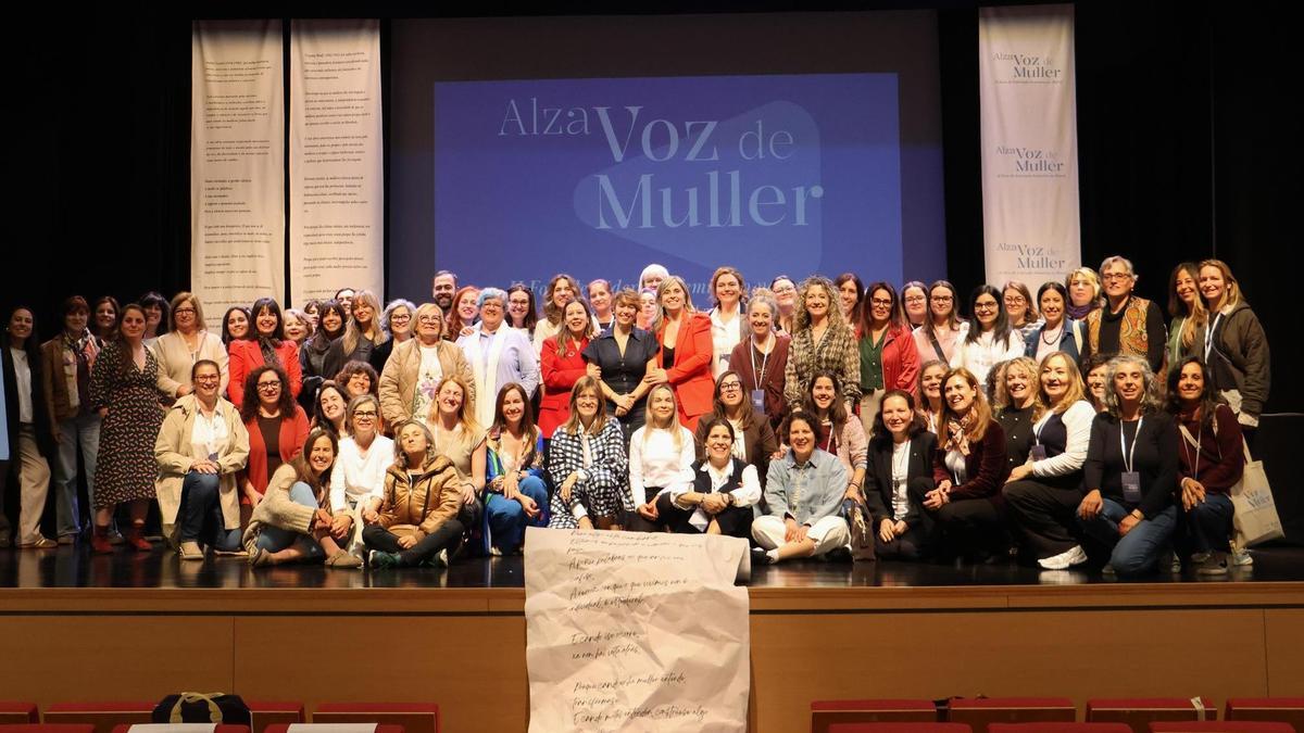 Participantes na segunda edición do foro Alza voz de muller.